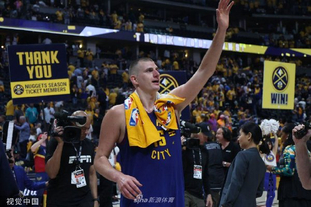 太阳报：麦克托米奈领意甲最佳球员奖，被女友透视着装抢风头（太阳报：麦克托米奈加冕意甲最佳，女友透视穿搭抢尽风头）