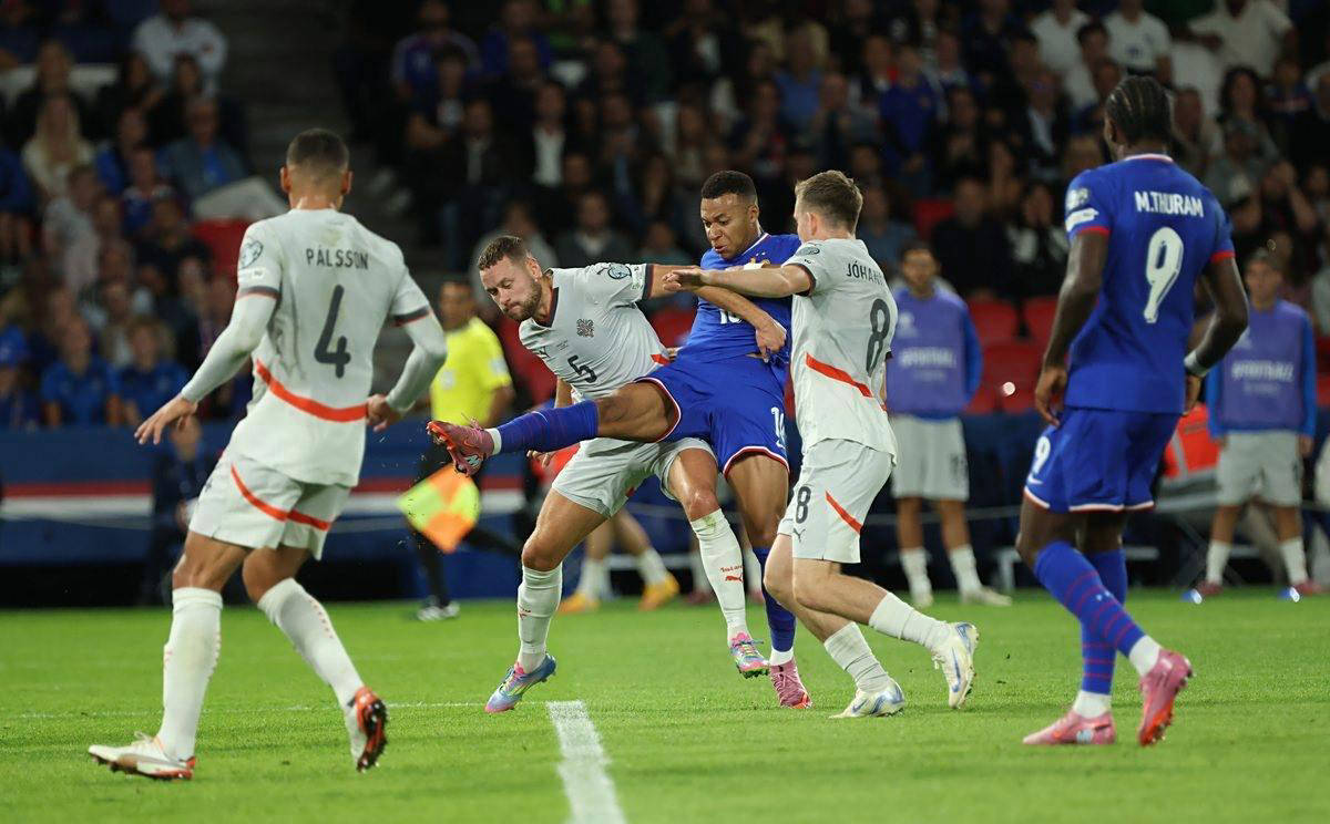 颜骏凌：武磊赛前对球队做了动员，我们争冠经验丰富没有包袱（颜骏凌：武磊赛前鼓舞全队，我们争冠经验足、轻装上阵）