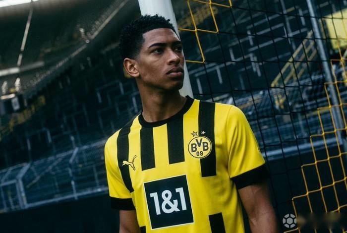 消息人士透露，拜仁对从曼联挖角充满信心，双方已就一月份的重磅交易展开谈判。（知情人士称拜仁有信心从曼联引援，一月重磅交易谈判已开启）