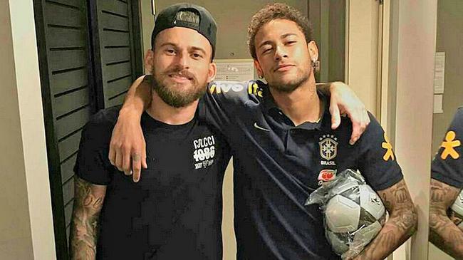 优势尽显！穆雷生涯对阵布克战绩为18胜2负（穆雷压制布克：生涯交手18胜2负）