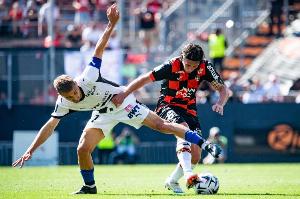 利物浦萨拉赫任意球破门锁定胜局（萨拉赫任意球建功，助利物浦锁定胜局）