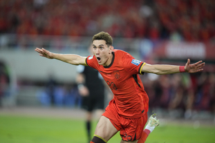 范戴克：伊萨克加入球队以来过得不轻松，但他的能力有目共睹（范戴克：伊萨克加盟后并不轻松，但他的实力毋庸置疑）