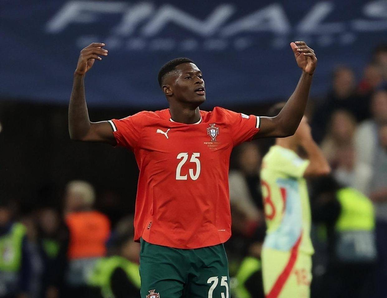 日职联争冠关键战前瞻：柏太阳神主场冲冠遇阻 町田泽维携交锋优势来袭（日职联争冠焦点战前瞻：柏太阳神主场冲顶受考验，町田泽维凭交锋优势压境）