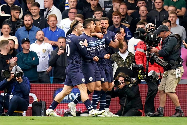 也是上到樊振东大师课了！小胖齐祖上海弄堂里打乒乓（樊振东大师课开讲：小胖携齐祖在上海弄堂切磋乒乓）