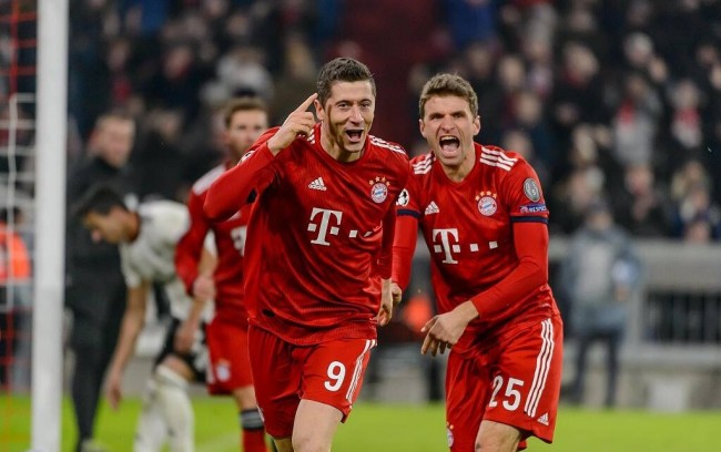 国安球员列队欢迎两位久违强援入队，中超金靴意外领衔，值得期待（两位久违强援归队获国安将士列队相迎，中超金靴意外打头阵，看点十足）